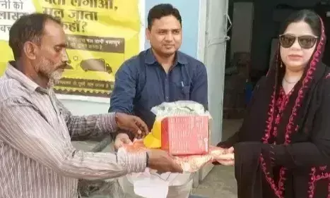 Badaun: फात्मा रज़ा ने कर्मचारियों को दी स्वास्थ्य सुरक्षा सामग्री