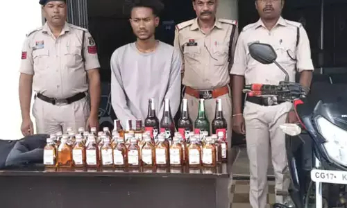 बैग की तलाशी में मिला 48 बोतलें शराब, युवक की हुई गिरफ्तारी बैग की तलाशी में मिला 48 बोतलें शराब, युवक की हुई गिरफ्तारी