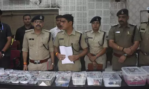 4 गिरफ्तार, 75 लाख का माल जब्त, पुलिस ने 5 किलोमीटर तक पीछा कर अपराधियों को पकड़ा