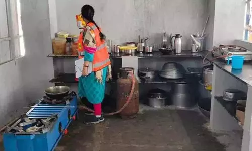 भोजन विभाग की टीम द्वारा रसोई में सुरक्षा उल्लंघन का खुलासा किए जाने से छात्रावासों में हड़कंप भोजन विभाग की टीम द्वारा रसोई में सुरक्षा उल्लंघन का खुलासा किए जाने से छात्रावासों में हड़कंप