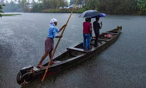 Kerala में भारी बारिश से जनजीवन अस्त-व्यस्त Kerala में भारी बारिश से जनजीवन अस्त-व्यस्त