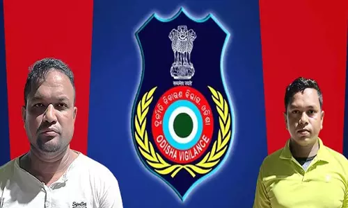 Vigilance ने ₹10K रिश्वत लेते हुए ASI और होमगार्ड को पकड़ा Vigilance ने ₹10K रिश्वत लेते हुए ASI और होमगार्ड को पकड़ा
