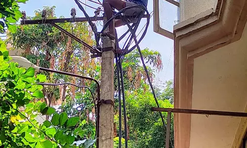 भारी बारिश: बेसकॉम क्षेत्र में तीन हजार खंभे गिरे