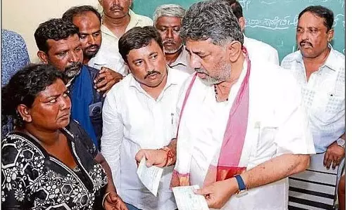 लड़की का शव मिलने का मामला : जातिगत अत्याचार के तहत मुआवजा देने वाला विभाग लड़की का शव मिलने का मामला : जातिगत अत्याचार के तहत मुआवजा देने वाला विभाग