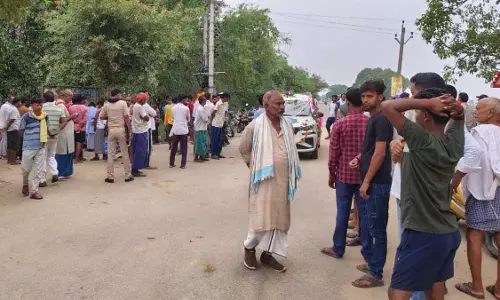 ट्रिपल मर्डर: अपराधियों ने पांच लोगों को मारी गोली, तीन की मौत ट्रिपल मर्डर: अपराधियों ने पांच लोगों को मारी गोली, तीन की मौत