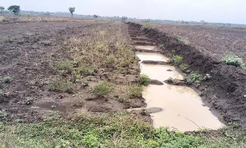 Nargund : बांध निर्माण के लिए खाई भरना