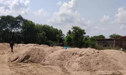 Saraikela: तिरुलडीह में 30 हजार घनफीट अवैध बालू जब्त