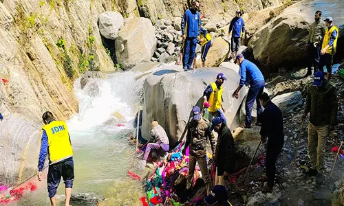 Uttarakhand: एसडीआरएफ ने यमुनोत्री धाम में चलाया सफाई अभियान Uttarakhand: एसडीआरएफ ने यमुनोत्री धाम में चलाया सफाई अभियान