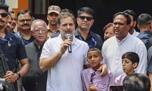 J&K: राहुल गांधी ने पुंछ में पाकिस्तानी गोलाबारी पीड़ितों से मुलाकात की