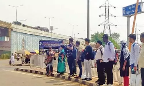 Odisha के जगतपुर में बस स्टॉप न होने से लोगों को परेशानियों का सामना करना पड़ा Odisha के जगतपुर में बस स्टॉप न होने से लोगों को परेशानियों का सामना करना पड़ा