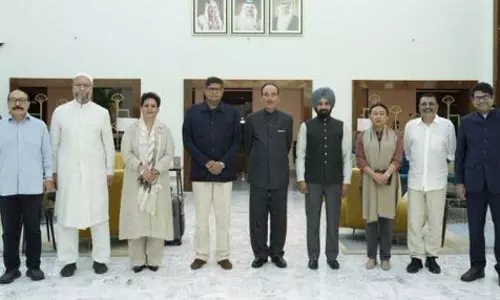 भारत की आतंकवाद विरोधी कूटनीति मजबूत करने सर्वदलीय प्रतिनिधिमंडल बहरीन पहुंचा भारत की आतंकवाद विरोधी कूटनीति मजबूत करने सर्वदलीय प्रतिनिधिमंडल बहरीन पहुंचा