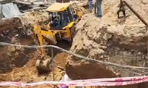 Faridabad रेलवे स्टेशन पर मिट्टी धंसने से दो लोगों की मौत