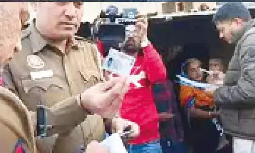 Police ने 121 अवैध बांग्लादेशी अप्रवासियों को पकड़ा Police ने 121 अवैध बांग्लादेशी अप्रवासियों को पकड़ा