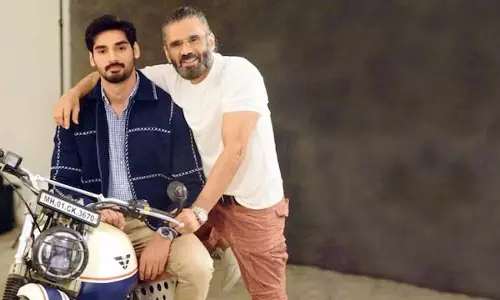 अहान को फिल्म से निकाले जाने पर भड़के सुनील अहान को फिल्म से निकाले जाने पर भड़के सुनील
