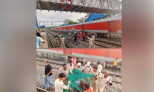 Khammam रेलवे स्टेशन पर शराब के नशे में धुत मजदूर ने मचाया उत्पात Khammam रेलवे स्टेशन पर शराब के नशे में धुत मजदूर ने मचाया उत्पात