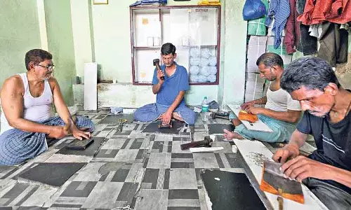 Charminar के वर्क कारीगरों को कठिन समय का सामना करना पड़ रहा