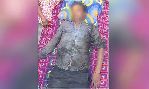 पेड़ के नीचे सो रहे सब्जी विक्रेता पर निगम कर्मचारियों ने डाला सीवेज, जिंदा दफना दिया