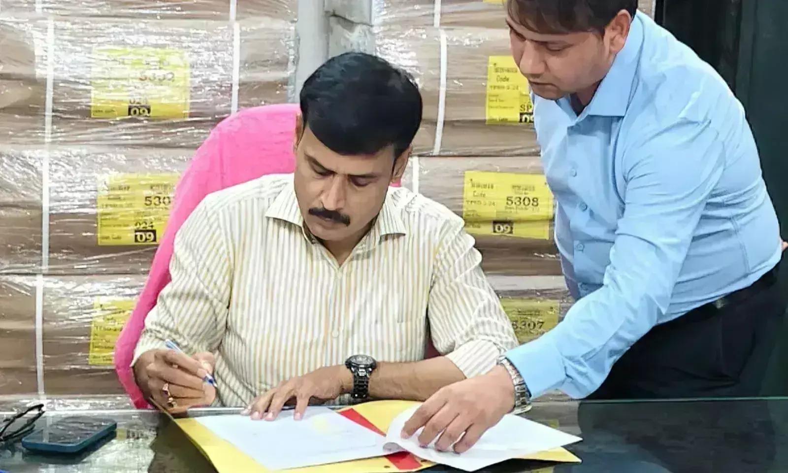 Ballia: नए डीएम मंगला प्रसाद सिंह का एक्शन मोड, कड़े निर्देश जारी Ballia: नए डीएम मंगला प्रसाद सिंह का एक्शन मोड, कड़े निर्देश जारी