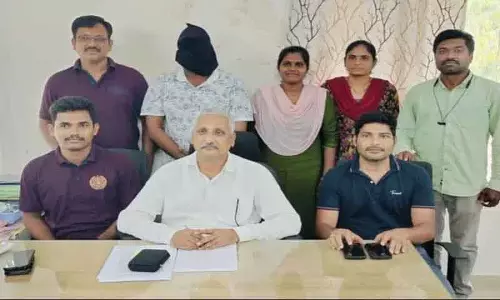 Khammam पुलिस ने कर्नाटक के हुबली में साइबर अपराधी को गिरफ्तार किया Khammam पुलिस ने कर्नाटक के हुबली में साइबर अपराधी को गिरफ्तार किया