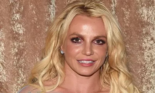 Britney Spears को उड़ान के बीच में धूम्रपान करते हुए पकड़ा गया Britney Spears को उड़ान के बीच में धूम्रपान करते हुए पकड़ा गया