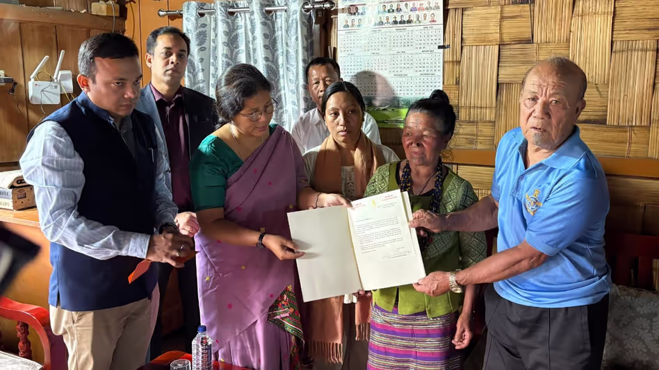 Assam ने पह लगाम आतंकी हमले के पीड़ितों के परिवारों को अनुग्रह राशि सौंपी Assam ने पह लगाम आतंकी हमले के पीड़ितों के परिवारों को अनुग्रह राशि सौंपी