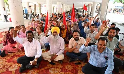 Chandigarh में कर्मचारियों की बर्खास्तगी पर हंगामा Chandigarh में कर्मचारियों की बर्खास्तगी पर हंगामा