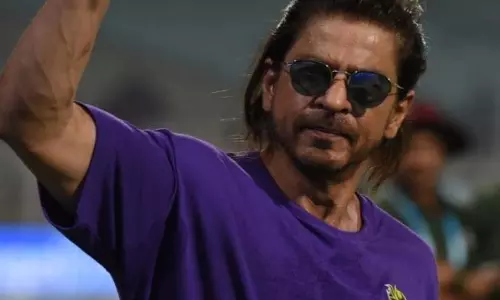 शाहरुख खान की KKR द्वारा 3 ट्रॉफी जीतने के पीछे क्या है? शाहरुख खान की KKR द्वारा 3 ट्रॉफी जीतने के पीछे क्या है?