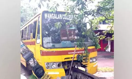 Kerala : कॉलेज बस के डिवाइडर और बिजली के खंभे से टकराने से चार लोग घायल