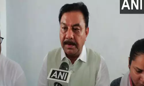 Assam मंत्री ने पहलगाम आतंकी हमले में मारे गए शुभम द्विवेदी के परिवार से मुलाकात की Assam मंत्री ने पहलगाम आतंकी हमले में मारे गए शुभम द्विवेदी के परिवार से मुलाकात की