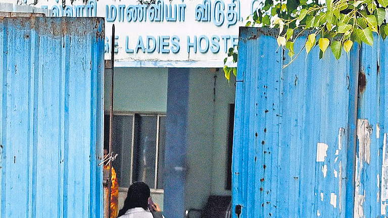 Tamil Nadu: यौन उत्पीड़न की शिकायत पर चेन्नई डेंटल कॉलेज के विभागाध्यक्ष निलंबित Tamil Nadu: यौन उत्पीड़न की शिकायत पर चेन्नई डेंटल कॉलेज के विभागाध्यक्ष निलंबित
