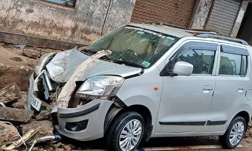 Margao स्लैब ढहने से बाल-बाल बची नाबालिग बच्ची, मलबे में दबी कारें Margao स्लैब ढहने से बाल-बाल बची नाबालिग बच्ची, मलबे में दबी कारें