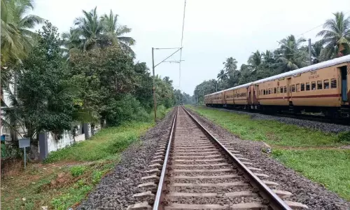 रेल सुरक्षा बाड़; स्थानीय लोग चिंतित रेल सुरक्षा बाड़; स्थानीय लोग चिंतित