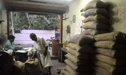 डोरस्टेप डिलीवरी कर्मचारियों का संघर्ष; संकट में राशन वितरण डोरस्टेप डिलीवरी कर्मचारियों का संघर्ष; संकट में राशन वितरण