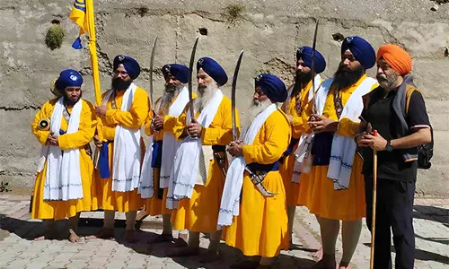 Chamoli Police ने श्री हेमकुंड साहिब यात्रा 2025 के लिए सिख तीर्थयात्रियों के पहले समूह को एस्कॉर्ट किया
