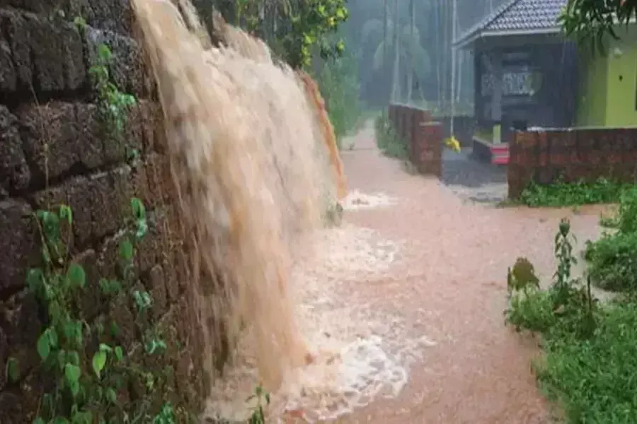 NH -66 पर खराब जल निकासी के कारण आवासीय इलाकों में भारी बारिश का पानी भर गया NH -66 पर खराब जल निकासी के कारण आवासीय इलाकों में भारी बारिश का पानी भर गया