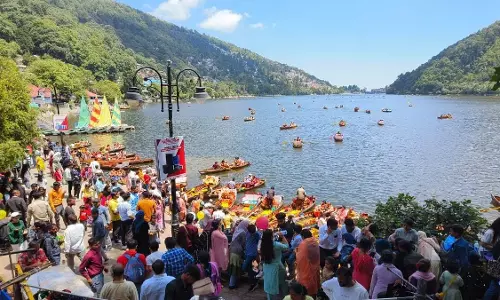 Nainital: सुहावने मौसम के साथ नैनीताल में बढ़ा पर्यटन का रंग Nainital: सुहावने मौसम के साथ नैनीताल में बढ़ा पर्यटन का रंग