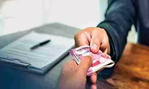 Bareilly: रिश्वत लेते हुए अधिशासी अभियंता गिरफ्तार, विभाग ने किया निलंबन