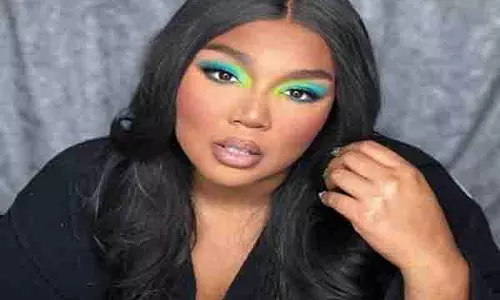 Lizzo ने अपने सुनहरे बालों के दौर का आनंद लेते हुए बेयोंसे की नकल की