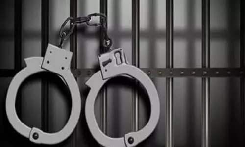 Manipur : एक आतंकवादी गिरफ्तार; हथियार और गोला-बारूद जब्त Manipur : एक आतंकवादी गिरफ्तार; हथियार और गोला-बारूद जब्त