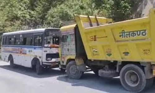 Champawat: रोडवेज बस और डंपर की भिड़ंत, चालक समेत कई यात्री घायल Champawat: रोडवेज बस और डंपर की भिड़ंत, चालक समेत कई यात्री घायल