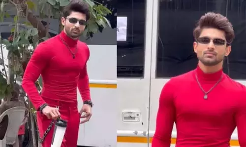 ऑल-रेड आउटफिट में अभिषेक का धमाकेदार एंट्री