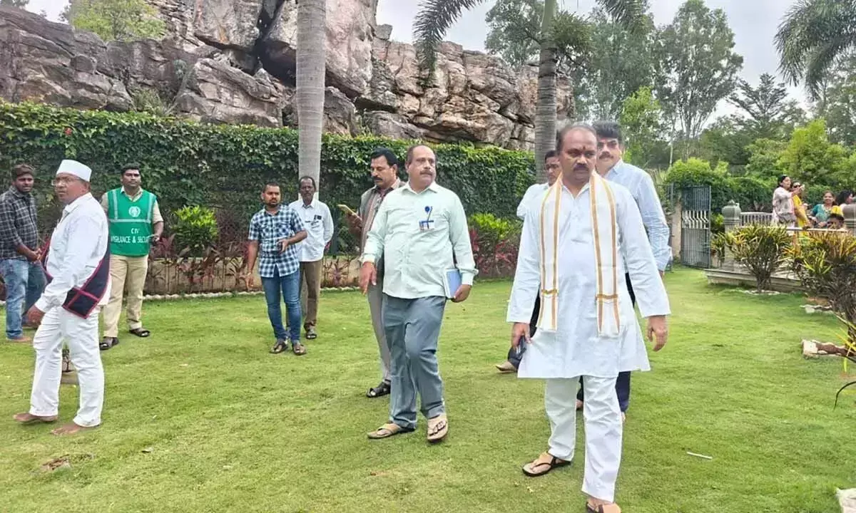 Andhra: ईओ ने चक्र तीर्थम का निरीक्षण किया Andhra: ईओ ने चक्र तीर्थम का निरीक्षण किया
