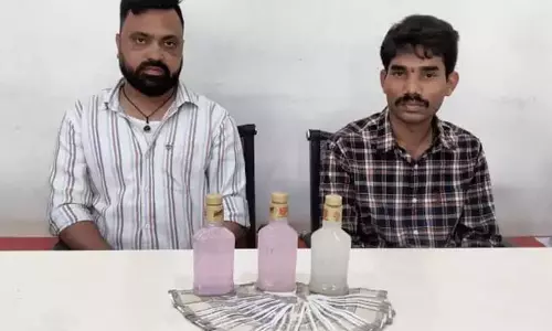 तेलंगाना : SI को ACB ने 50,000 रुपये की रिश्वत लेते हुए पकड़ा तेलंगाना : SI को ACB ने 50,000 रुपये की रिश्वत लेते हुए पकड़ा