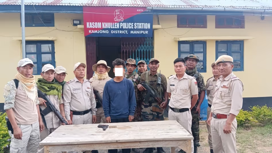 Manipur सुरक्षा बलों ने मादक पदार्थ की खेप पकड़ी, उग्रवादी समेत तीन गिरफ्तार Manipur सुरक्षा बलों ने मादक पदार्थ की खेप पकड़ी, उग्रवादी समेत तीन गिरफ्तार