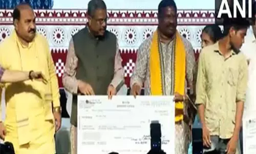 धर्मेंद्र प्रधान ने संभलपुर में केंदु पत्ता श्रमिकों को वित्तीय सहायता वितरित की धर्मेंद्र प्रधान ने संभलपुर में केंदु पत्ता श्रमिकों को वित्तीय सहायता वितरित की