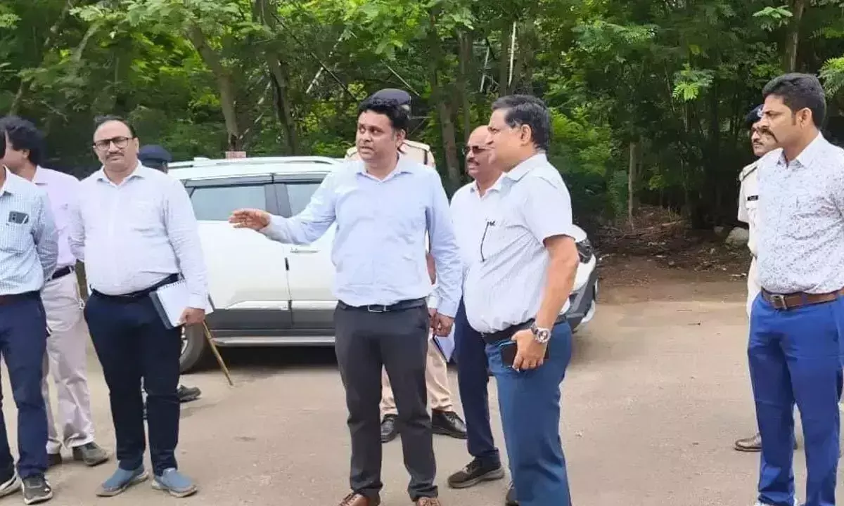 Andhra: वाल्टेयर के डीआरएम ने वीएसपी रेलवे साइडिंग का निरीक्षण किया Andhra: वाल्टेयर के डीआरएम ने वीएसपी रेलवे साइडिंग का निरीक्षण किया