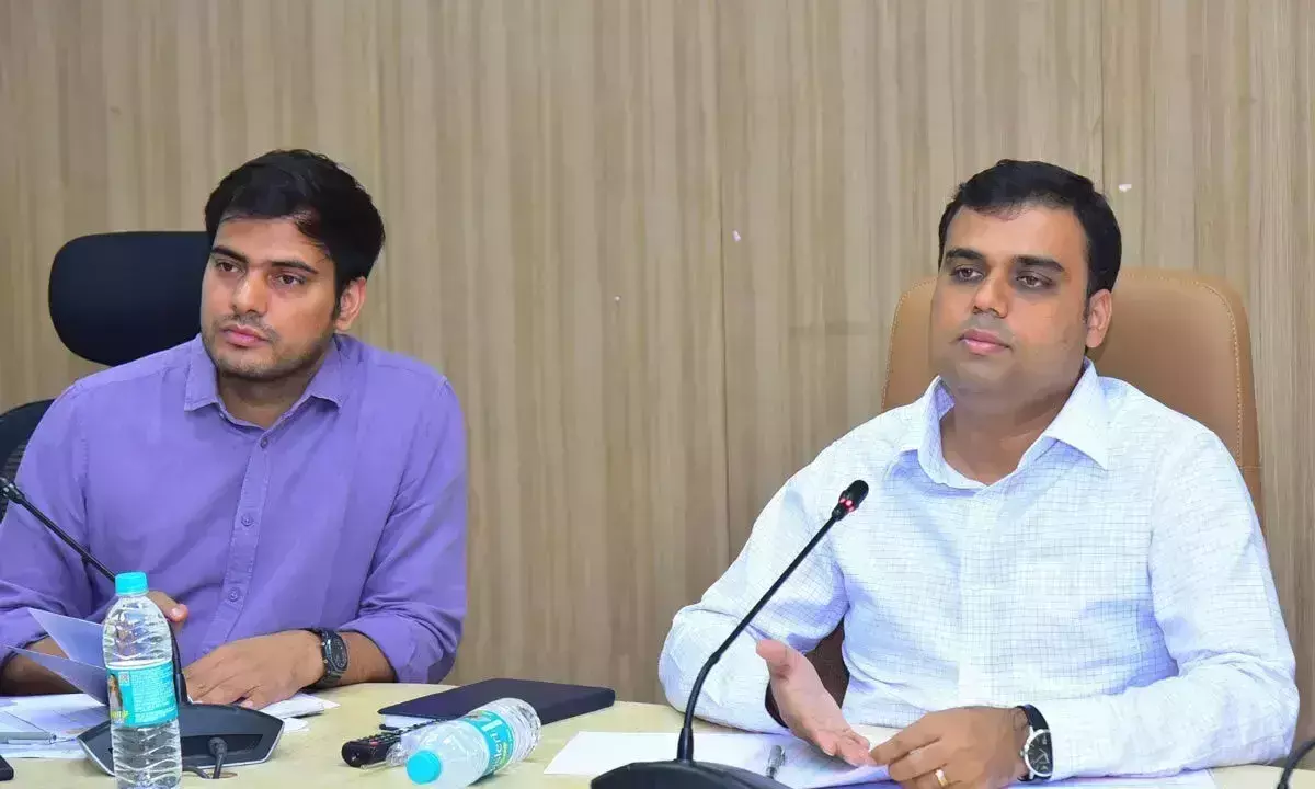 Andhra: राशन की दुकानों से वस्तुओं की सुचारू आपूर्ति की आवश्यकता पर बल दिया गया Andhra: राशन की दुकानों से वस्तुओं की सुचारू आपूर्ति की आवश्यकता पर बल दिया गया