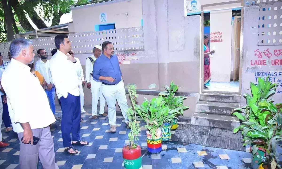 Andhra: कलेक्टर ने आरटीसी बस स्टैंड का किया औचक निरीक्षण Andhra: कलेक्टर ने आरटीसी बस स्टैंड का किया औचक निरीक्षण