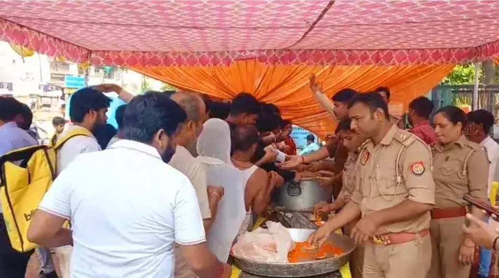 Lucknow: चौकी इंचार्ज सुशील कुमार की अगुवाई में विशाल भंडारा का आयोजन