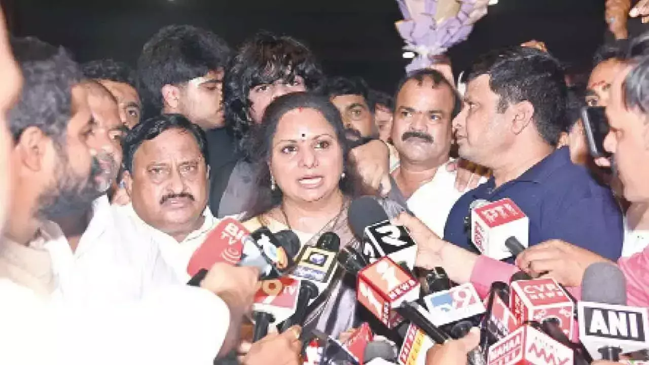 Telangana: केसीआर राक्षसों से घिरे भगवान हैं: कविता